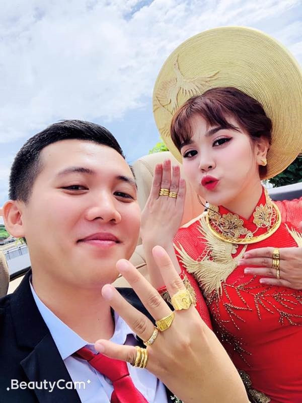 Cô gái từng chia sẻ rằng, hai năm sau đoạn clip tỏ tình và được dân mạng "đào mộ" lại và đó cũng là cơ duyên mối tình dang dở năm xưa được nối lại, kết quả là cuộc sống hạnh phúc như hiện tại.