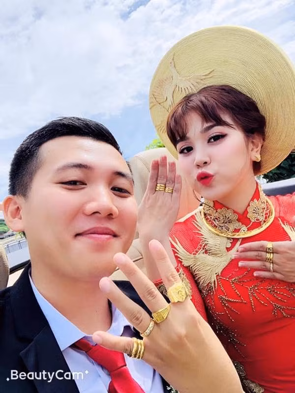 Cô gái từng chia sẻ rằng, hai năm sau đoạn clip tỏ tình và được dân mạng "đào mộ" lại và đó cũng là cơ duyên mối tình dang dở năm xưa được nối lại, kết quả là cuộc sống hạnh phúc như hiện tại.