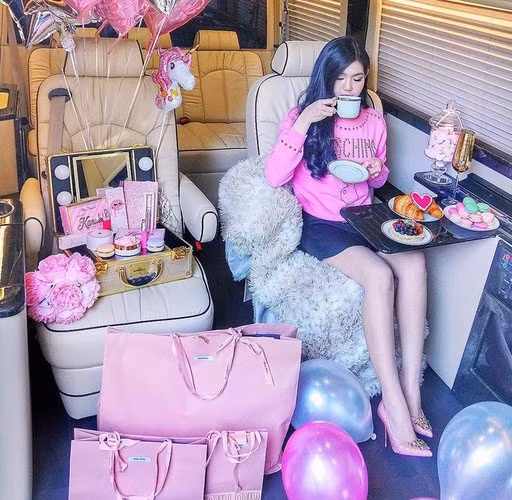 Trên trang cá nhân của mình, Tiểu Giang thường xuyên đăng tải những hình ảnh khoe vóc dáng thon thả bên siêu xe cùng những món hàng hiệu đắt đỏ.