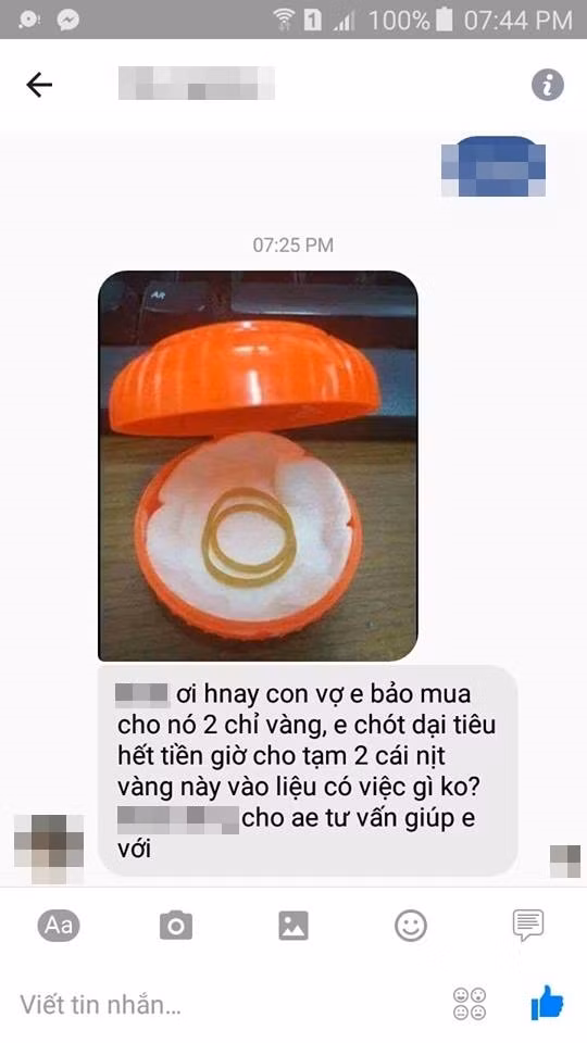 Còn trên mạng xã hội, các dân mạng cũng ồ ạt chia sẻ những món quà bằng "vàng" được tặng khi xem ai cũng phải ôm cười.