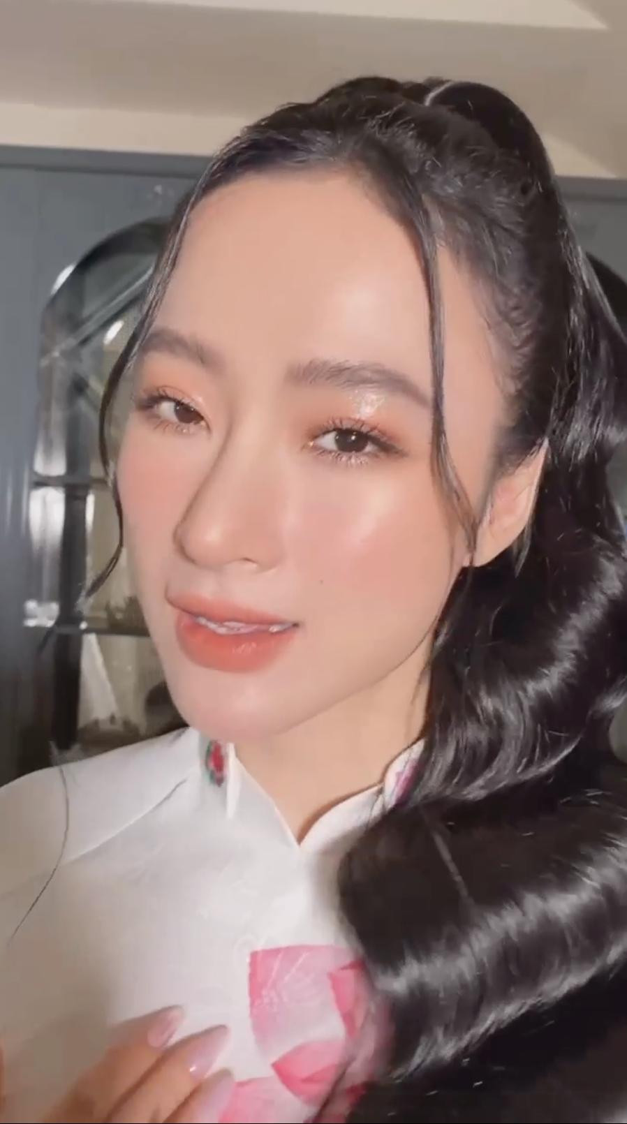Sau khi hoàn thành việc trang điểm, gương mặt Angela Phương Trinh trở nên sắc sảo hơn. Nụ cười rạng rỡ của cô nàng toát lên sự hồn nhiên, thánh thiện.