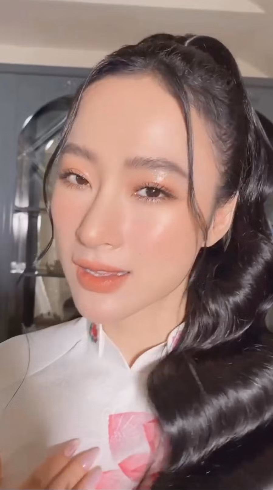 Sau khi hoàn thành việc trang điểm, gương mặt Angela Phương Trinh trở nên sắc sảo hơn. Nụ cười rạng rỡ của cô nàng toát lên sự hồn nhiên, thánh thiện.