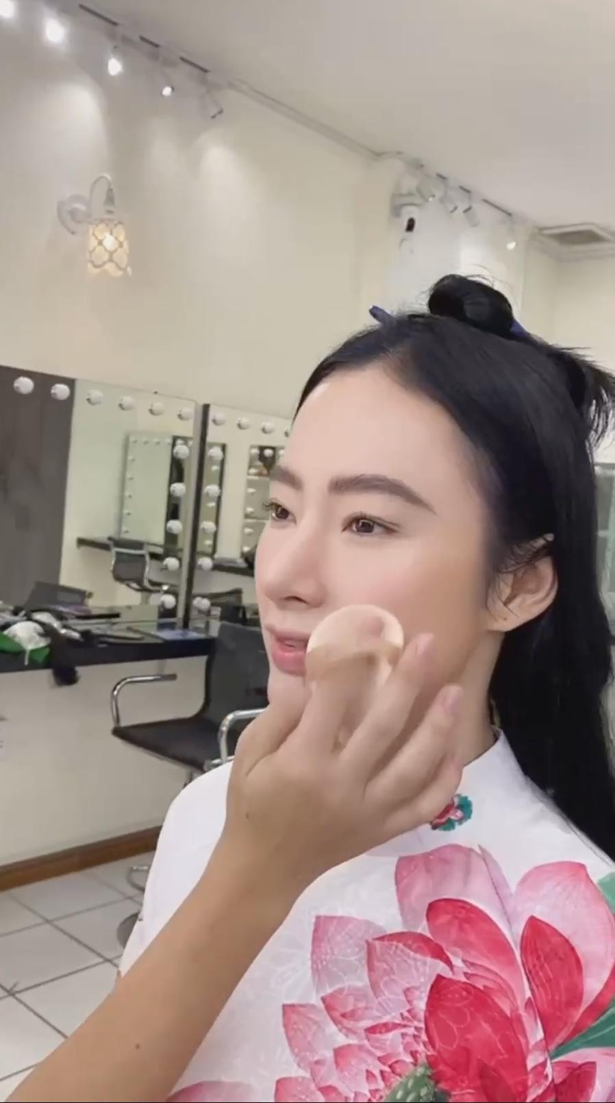 Làn da mịn màng, sống mũi cao của Angela Phương Trinh lập tức nhận được "cơn mưa" lời khen từ cư dân mạng.