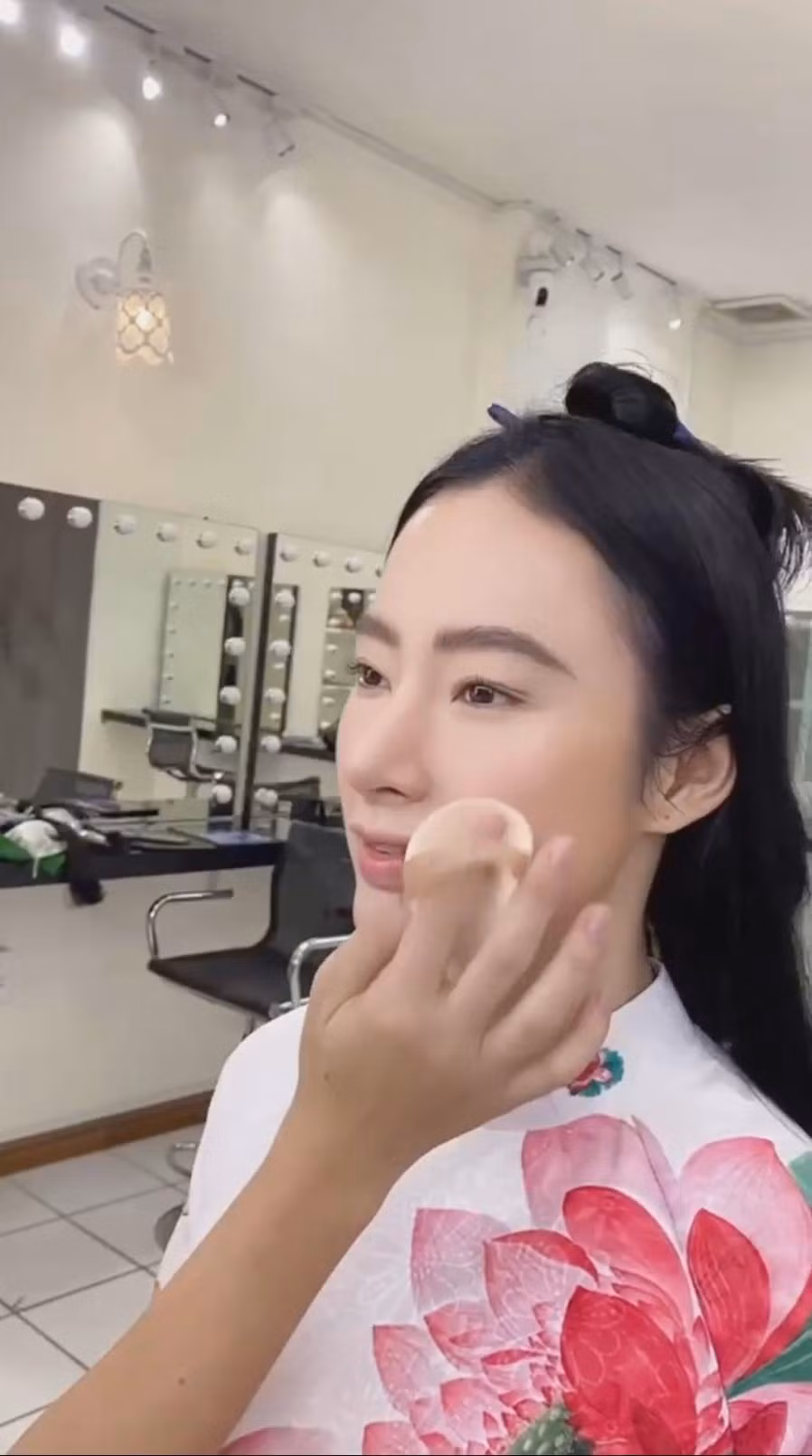 Làn da mịn màng, sống mũi cao của Angela Phương Trinh lập tức nhận được "cơn mưa" lời khen từ cư dân mạng.