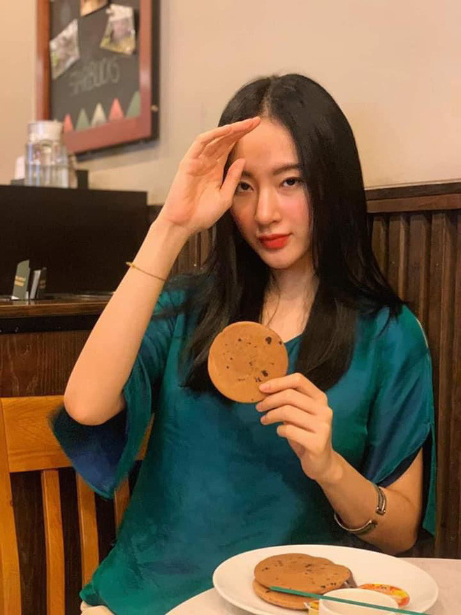 Nếu trước kia cô nàng liên tục gây sốt với loạt ảnh khoe dáng nóng bỏng, bốc lửa với tần suất cực lớn thì mới đây, hot girl "Kính Vạn Hoa" bất chợt "ngoi lên" sau một thời gian ở ẩn với tấm hình trang điểm tự nhiên tuyệt phẩm.