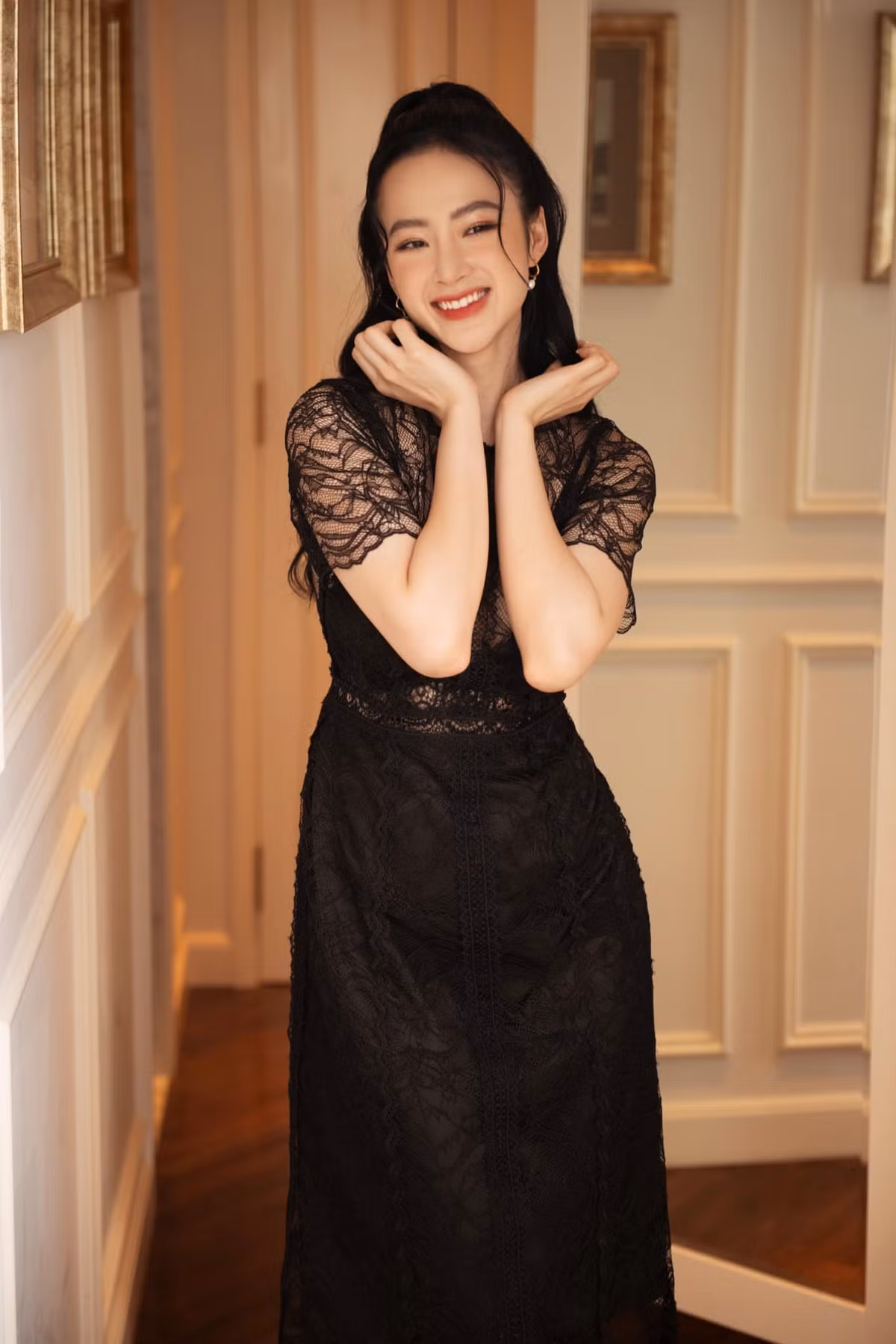  Angela Phương Trinh từng là nữ hoàng thị phí của làng giải trí khi thường xuất hiện "lồng lộn" trên sân khấu với những bộ cảnh khoe thân đôi khi hơi phản cảm, đời tư ồn ào.