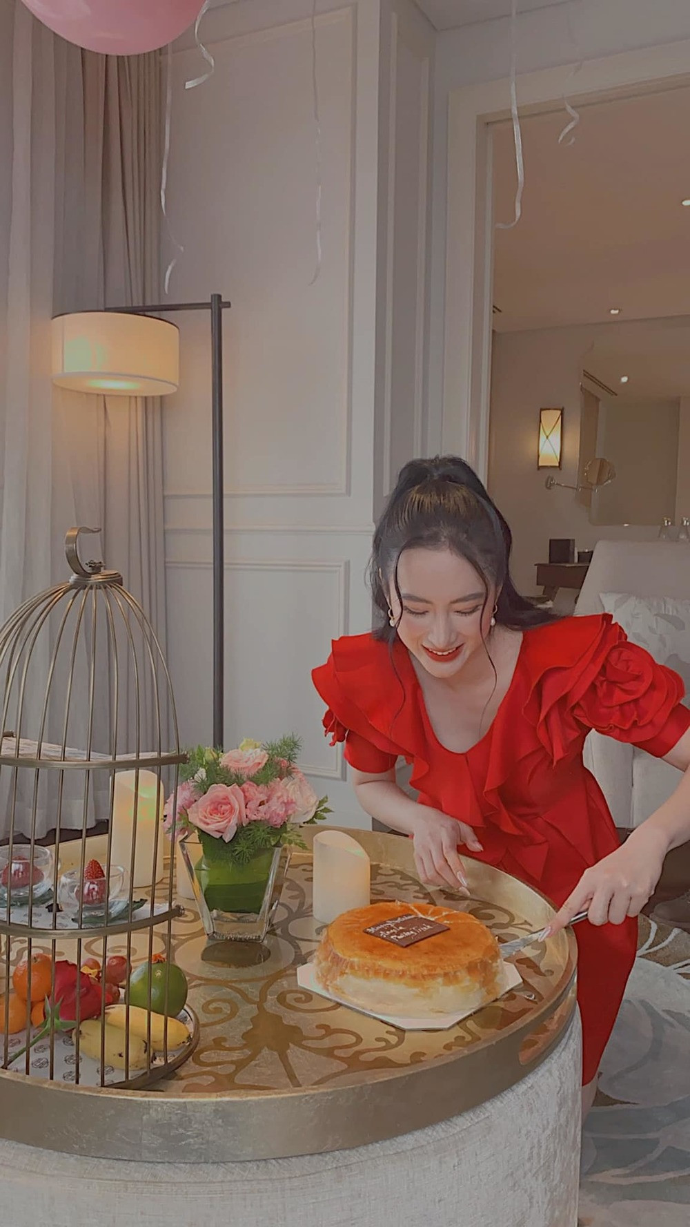 Khác với hình ảnh gợi cảm trước đó, Angela Phương Trinh nay hóa cô gái hết sức nhẹ nhàng nhưng vẫn không kém sự lôi cuốn.