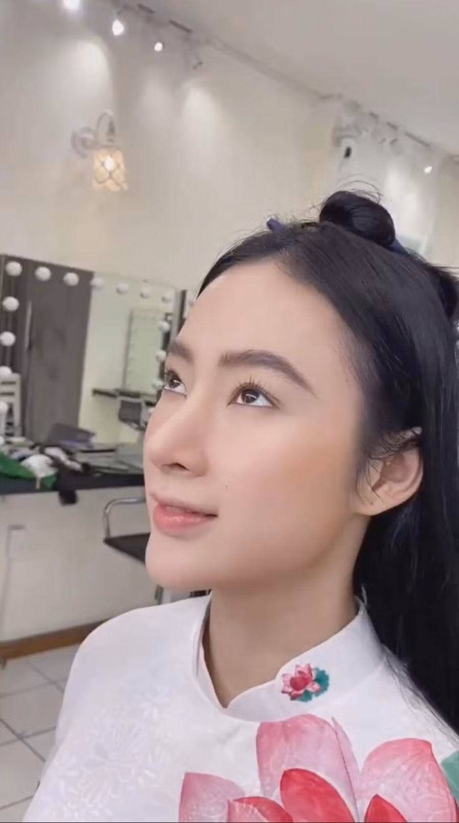 Vừa qua, người đẹp tham gia một buổi chụp ảnh. Trong lúc đang make-up, nữ diễn viên đã quay lại cận cảnh nhan sắc của mình, lại còn sử dụng camera thường gây bất ngờ.