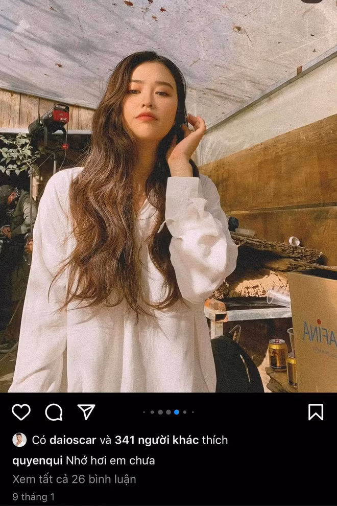 Phí nàng hot girl Quyên Qui cô cũng đăng ảnh đi quay và viết: "Nhớ hơi em chưa" trong trang phục tương tự bức ảnh mà Hồng Thanh đăng trước đó.