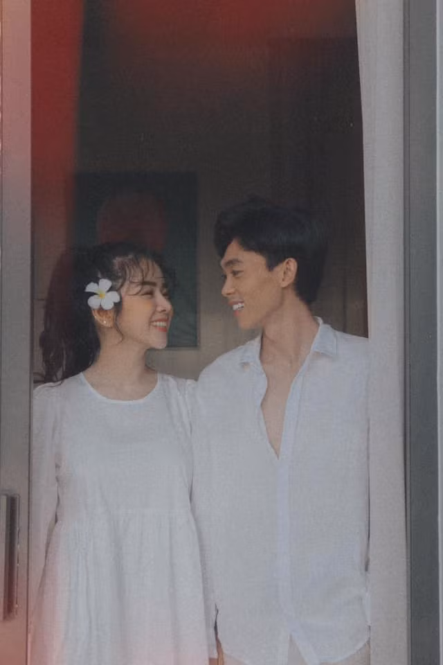 Ngọt ngào và đáng ngưỡng mộ là những điều khán giả thường nghĩ đến khi nói về mối tình của DJ Mie và Hồng Thanh - quán quân Cười xuyên Việt 2017. Ảnh: Tổng hợp