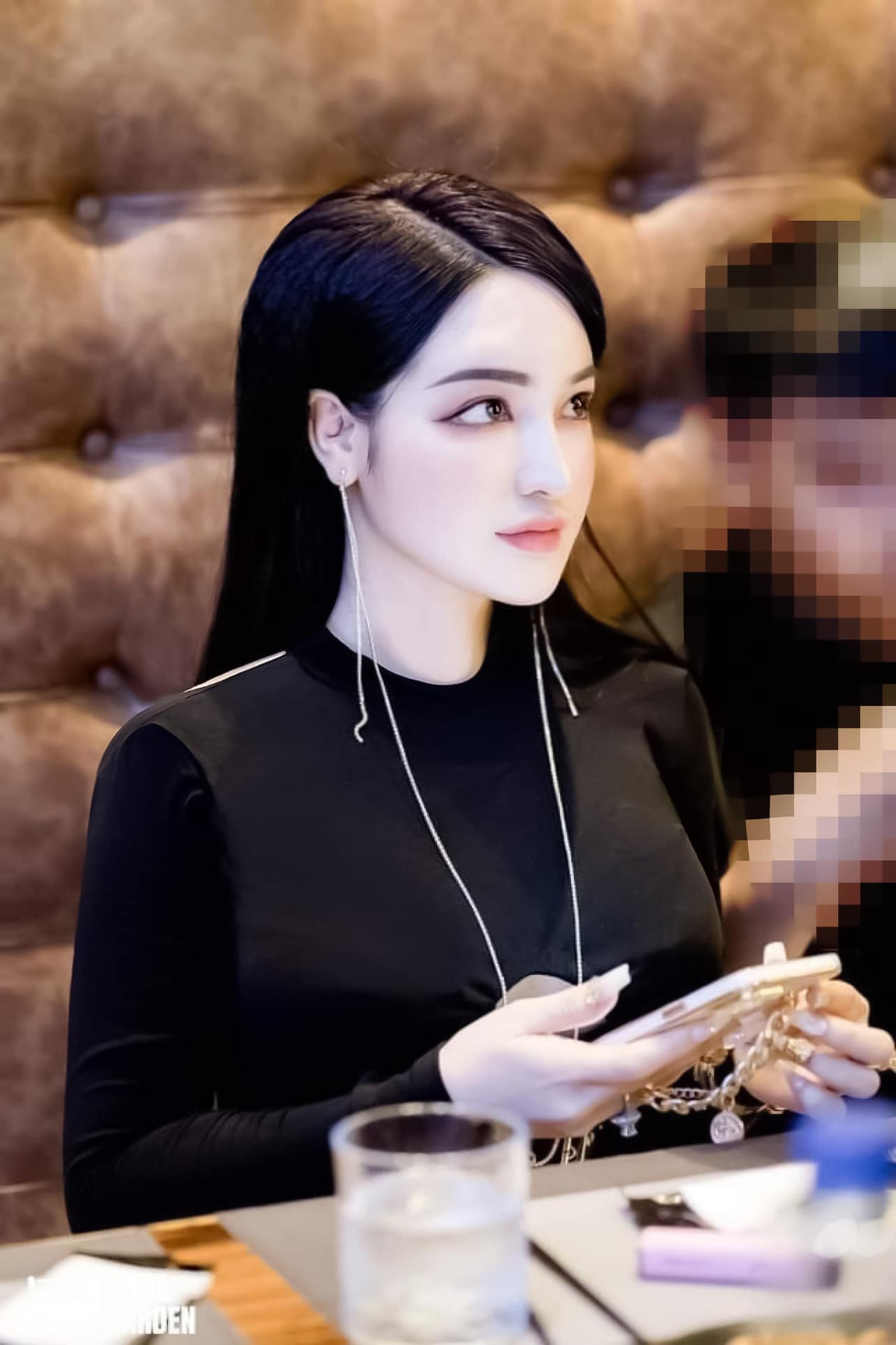 Võ Trần Hồng Tú Uyên (sinh năm 2000, quê Quảng Nam) được cư dân mạng gọi là " búp bê sống Việt Nam" nhờ gương mặt xinh xắn, đôi mắt to tròn.