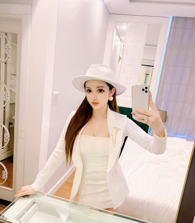 Nhờ biết make-up nên Tú Uyên có được vẻ ngoài như ý muốn. Ảnh: FBNV