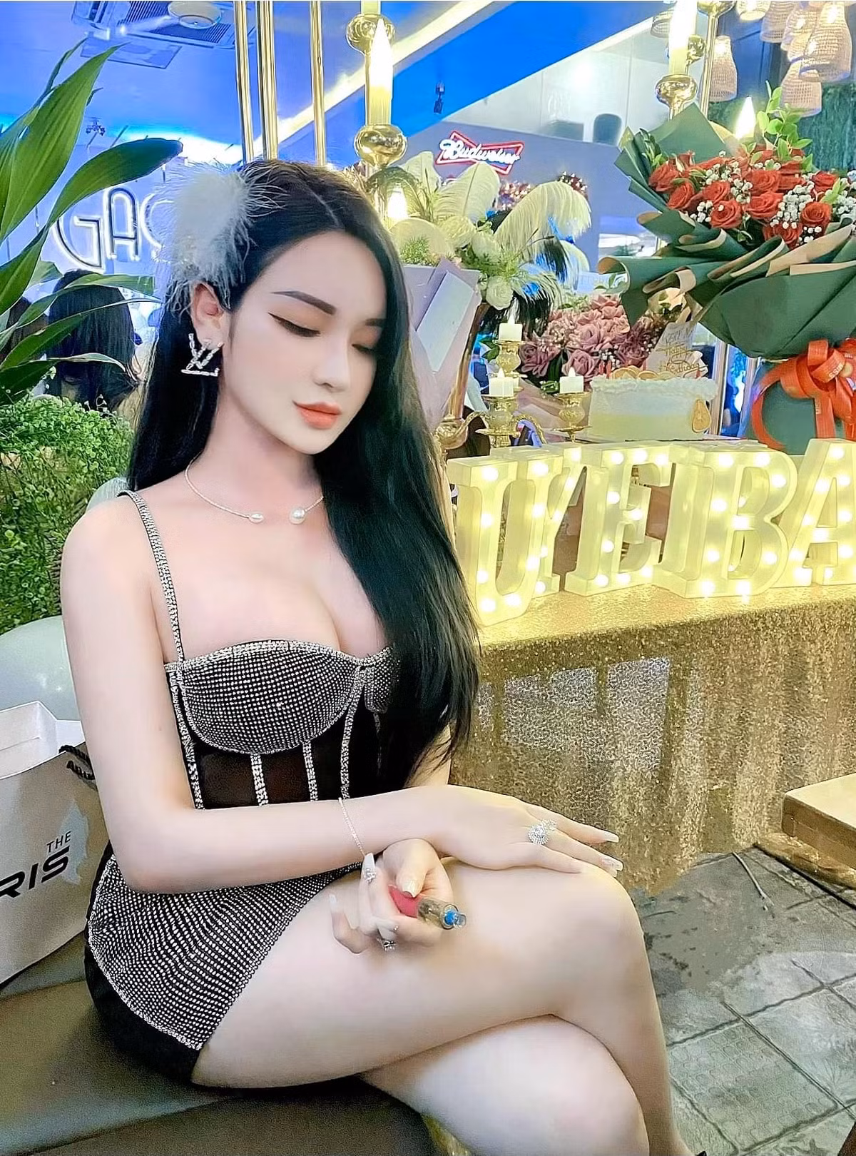 Tú Uyên cho biết, biệt danh "búp bê sống" đã theo cô hơn 4 năm nay, đây cũng là động lực để cô nàng chăm chút bản thân mình nhiều hơn.