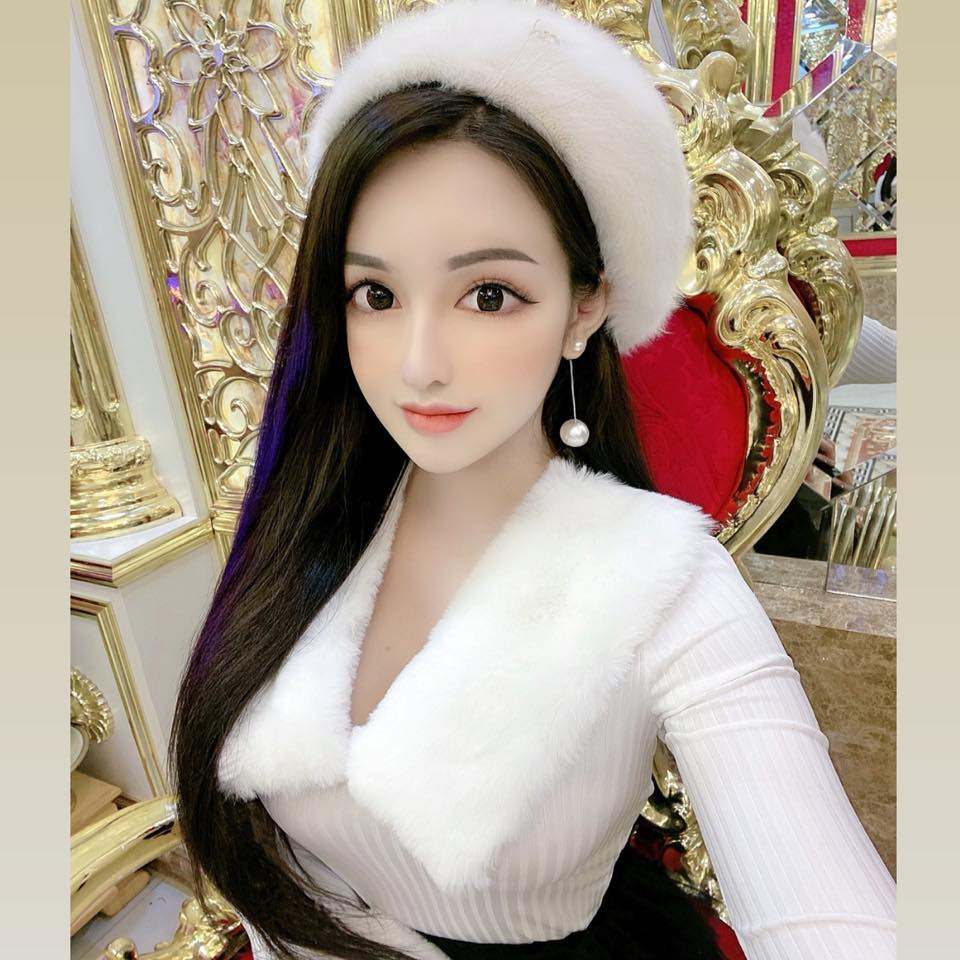 Sở hữu nhan sắc xuất thần nên Tú Uyên nhiều lần bị nghi ngờ phẫu thuật thẩm mỹ, tuy nhiên cô từng lên tiếng phủ nhận điều đó.