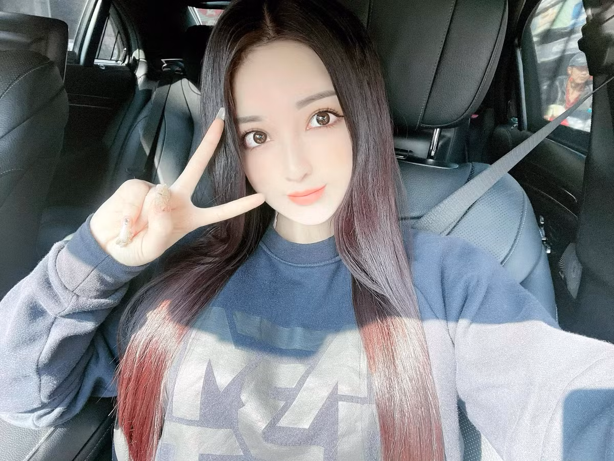 Bên cạnh gương mặt búp bê, Tú Uyên còn gây chú ý nhờ thân hình nhỏ nhắn, gợi cảm.