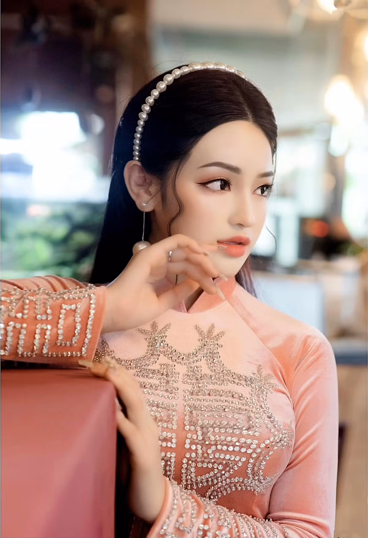 Ngoại hình hiện tại của gái xinh xứ Quảng là hoàn toàn tự nhiên, cô sở hữu đôi mắt to tròn từ nhỏ và làn da cũng trắng từ trứng nước. Lý do cô lên hình ấn tượng như vậy là nhờ trang điểm và công nghệ chỉnh sửa ảnh.