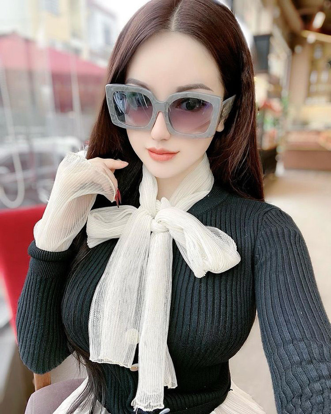 Cứ mỗi lần ra ngoài cô nàng luôn trang điểm kỹ, trau diện phong cách thời trang.