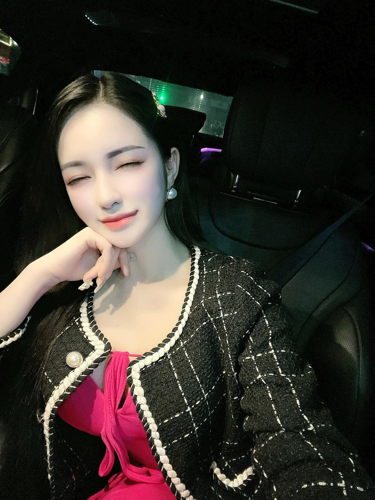 Từ ngày học cấp 2, Tú Uyên đã nhận được vô vàn lời khen từ bạn bè cùng trường. Càng lớn khi được học trang điểm Uyên đã dần thay đổi gương mặt của mình, xinh đẹp và sắc sảo hơn.