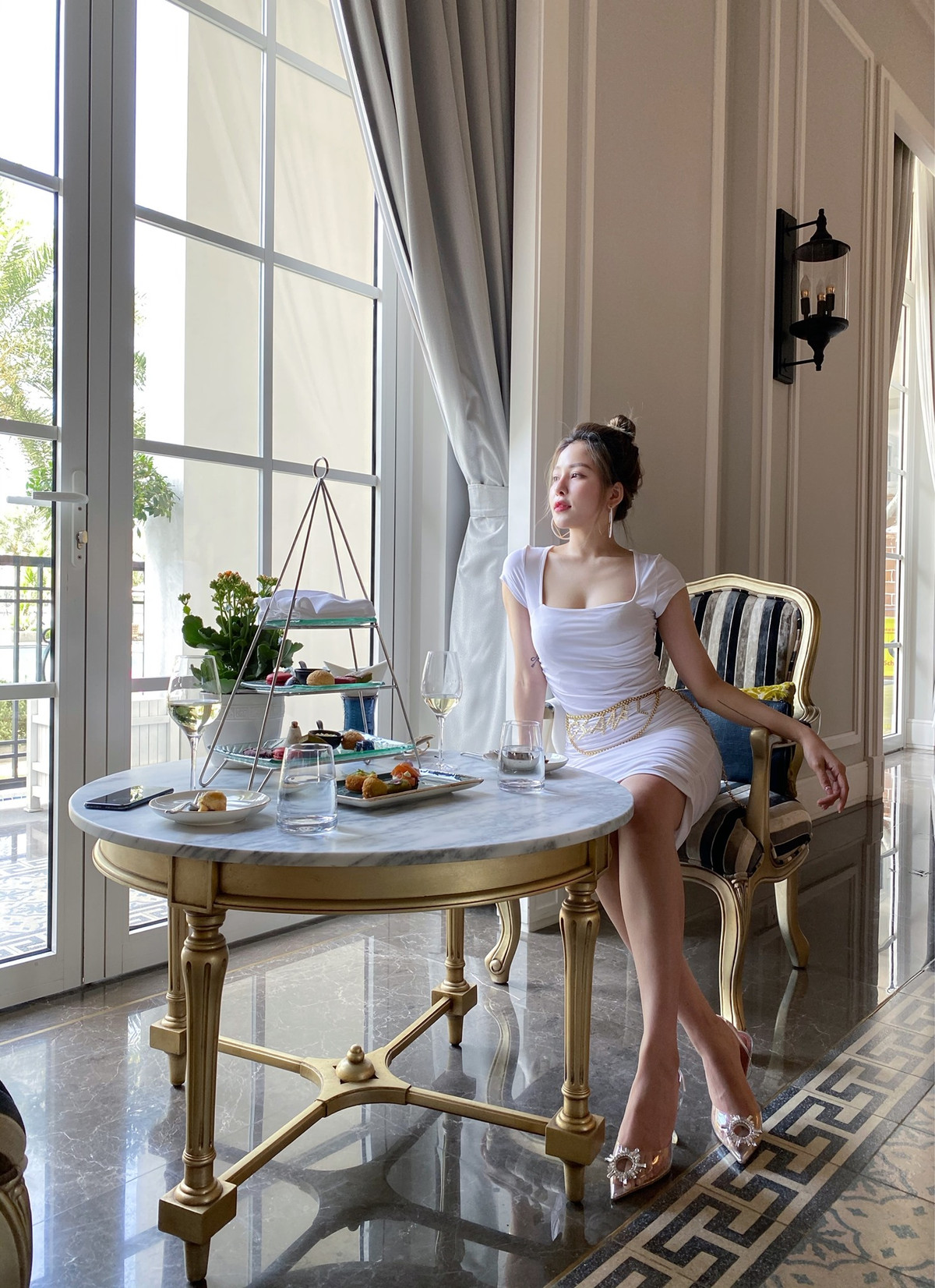 Động thái của nàng hot girl lúc đó là khóa chức năng bình luận trên Facebook, lặng lẽ ẩn những bài đăng năm 2019. Đồng thời Trâm Anh âm thầm nhấn nút like những comment hay status bênh vực cô.