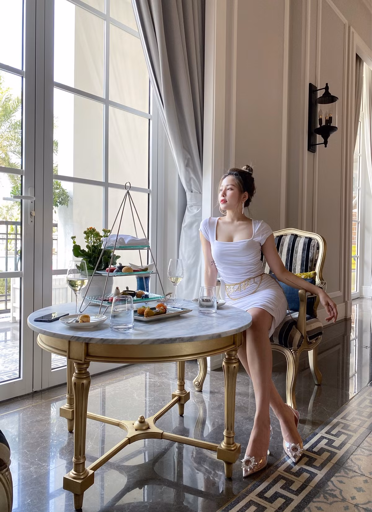 Động thái của nàng hot girl lúc đó là khóa chức năng bình luận trên Facebook, lặng lẽ ẩn những bài đăng năm 2019. Đồng thời Trâm Anh âm thầm nhấn nút like những comment hay status bênh vực cô.