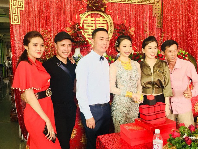 Năm 2017, mạng xã hội xôn xao về đám cưới “siêu khủng”, nhiều vàng ở Hậu Giang. Theo đó, cô dâu xinh đẹp đeo vòng vàng trĩu cổ và kín hai cổ tay.