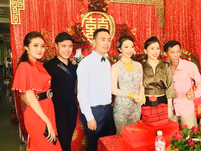 Năm 2017, mạng xã hội xôn xao về đám cưới “siêu khủng”, nhiều vàng ở Hậu Giang. Theo đó, cô dâu xinh đẹp đeo vòng vàng trĩu cổ và kín hai cổ tay.