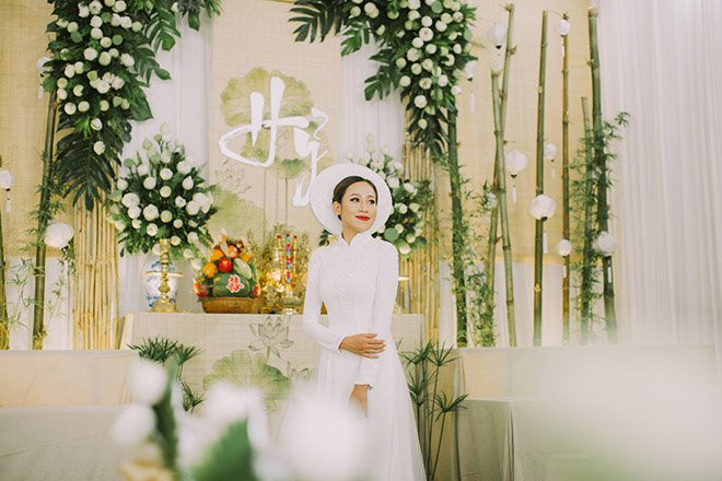 Đầu năm 2020, mạng xã hội xôn xao một đám hỏi "khủng" ở Đắk Lắk trang trí bằng 3.500 bông sen trắng với chi phí lên đến 120 triệu đồng. Cô dâu trong đám hỏi tên Bội Uyên (SN 1996, Khánh Hòa), hiện kinh doanh online. Còn chú rể là Hồng Phước (SN 1989, Buôn Ma Thuột), làm trong lĩnh vực ngân hàng.