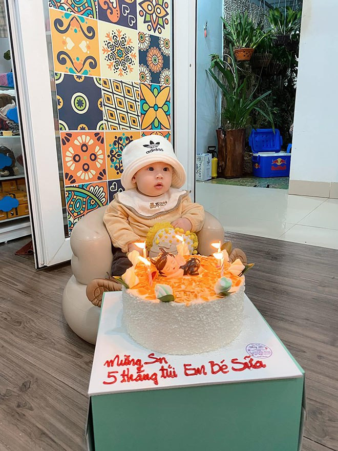 Nhóc tỳ nổi tiếng này được cha mẹ yêu chiều hết mực từ khi mới chào đời, đặc biệt dù chỉ mới 5 tháng tuổi cậu đã được tổ chức sinh nhật.