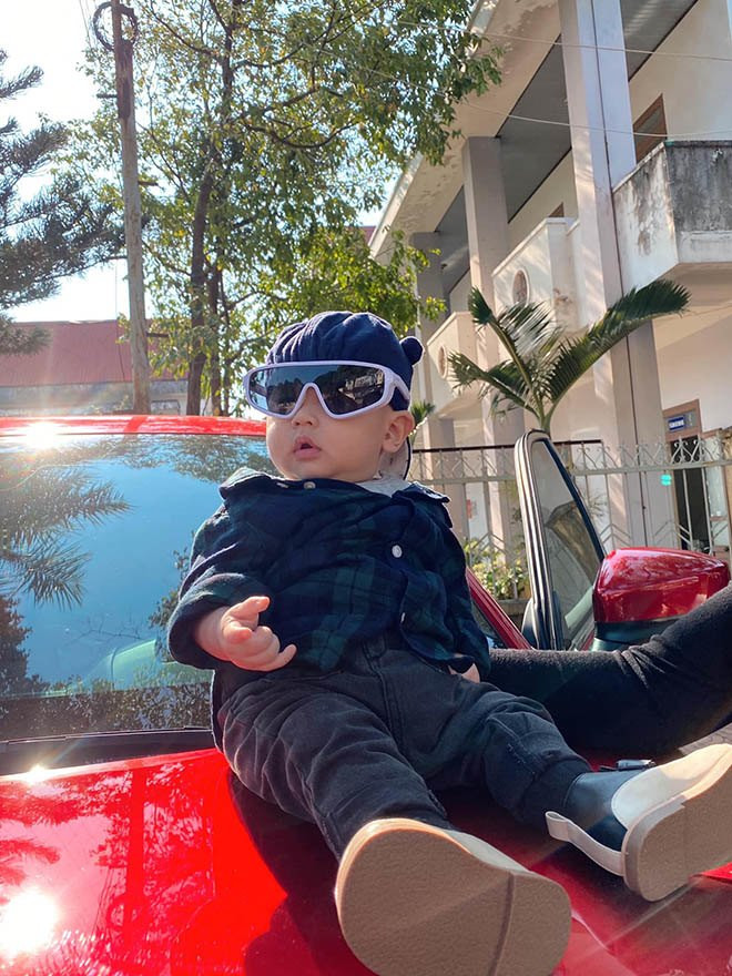 Cư dân mạng đã phỏng đoán rằng đứa trẻ chính là một rich kid trong tương lai vì bản thân cô nàng vốn sở hữu cuộc sống sung sướng không ai sánh bằng.