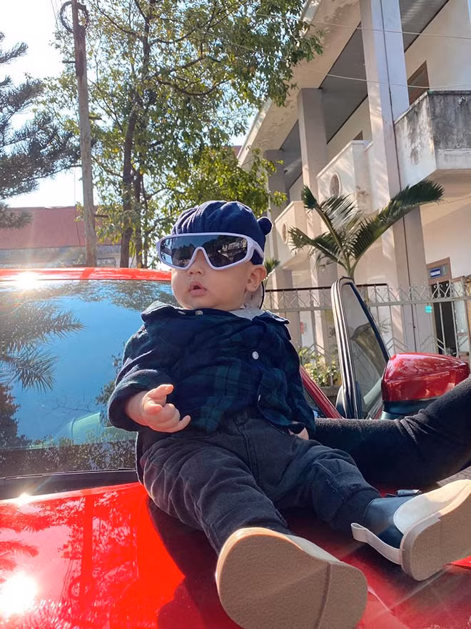 Cư dân mạng đã phỏng đoán rằng đứa trẻ chính là một rich kid trong tương lai vì bản thân cô nàng vốn sở hữu cuộc sống sung sướng không ai sánh bằng.