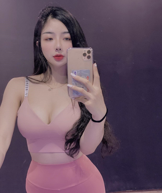 Đầu năm 2019, Hồng Nhung tăng liền 13kg, từ 51kg lên 64kg. Hồng Nhung quyết tâm tập gym giảm cân từ tháng 3/2019. Giờ đây, thân hình của cô ngày càng săn chắc và quyến rũ hơn.