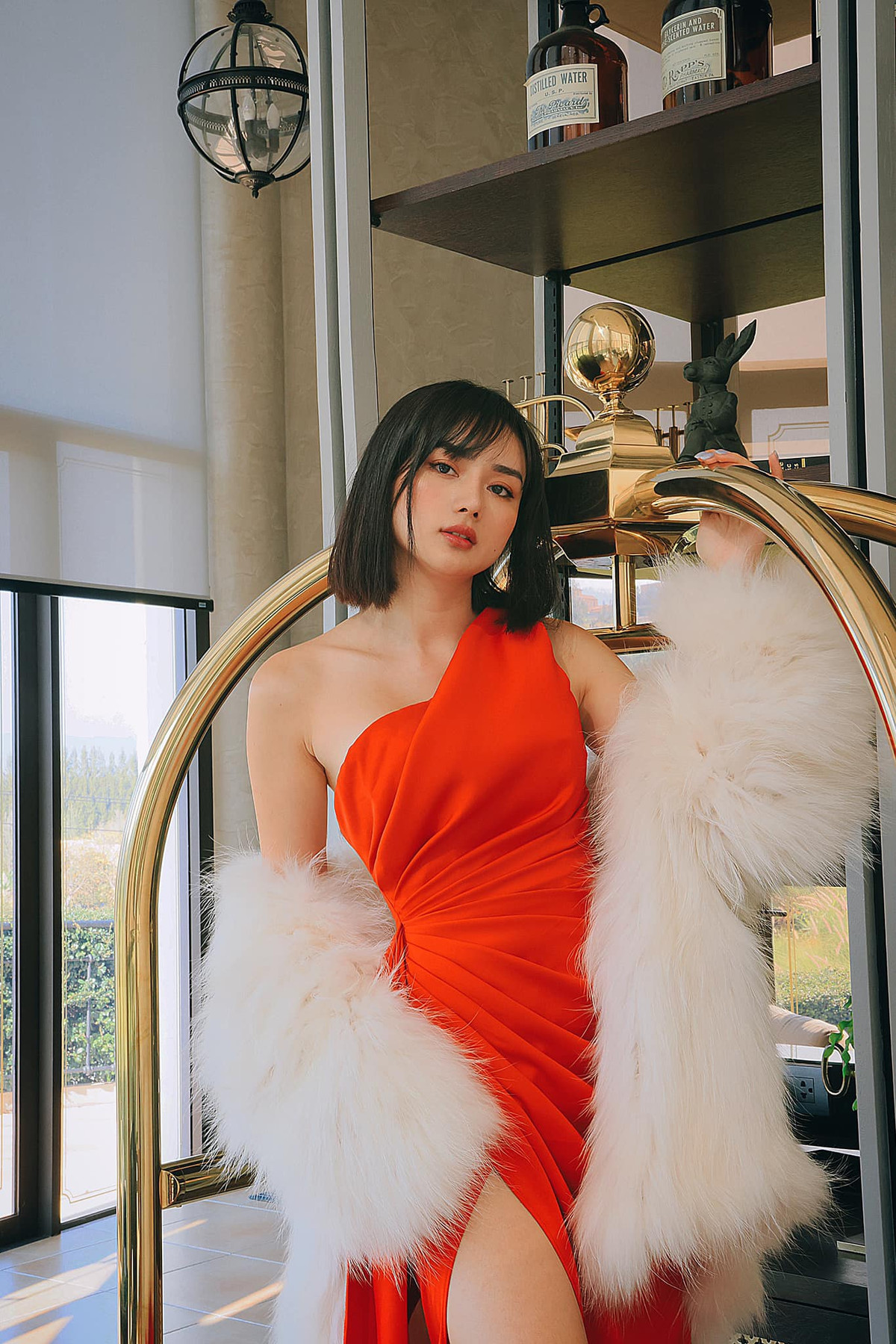 Không theo style hở hang quá đà, Angela Chu gây thiện cảm với phong cách ăn mặc sành điệu và tinh tế.