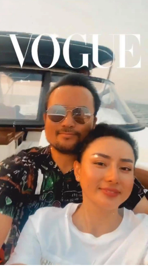 Dù thường chia sẻ về chồng nhưng Angela Chu lại không hay đăng ảnh ông xã. Tuy nhiên mới đây, hot girl thẩm mỹ đã đăng cả loạt story cùng chồng giàu, đặc biệt là còn quay video quay cận mặt.