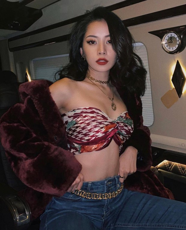 Trên trang cá nhân của cô nàng đăng ngập tràn những bức hình bikini, ảnh nội y, váy áo cắt khoét táo bạo... đến người hâm mộ cũng phải nhiều lần bất ngờ.