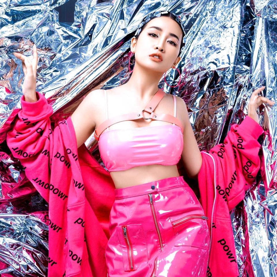 Với những bạn trẻ thường xuyên lui tới những quán bar sang trọng của đất Hà thành thì chắc chắn đều biết tới nữ DJ chuyên nghiệp và hấp dẫn này.