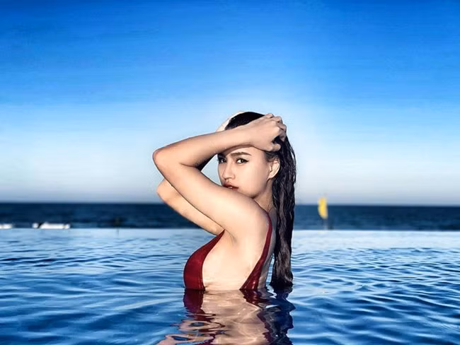 DJ Tít (sinh năm 1994) nổi lên nhờ danh hiệu "phù thủy nhạc EDM" với thân hình bốc lửa và phong cách âm nhạc riêng biệt.