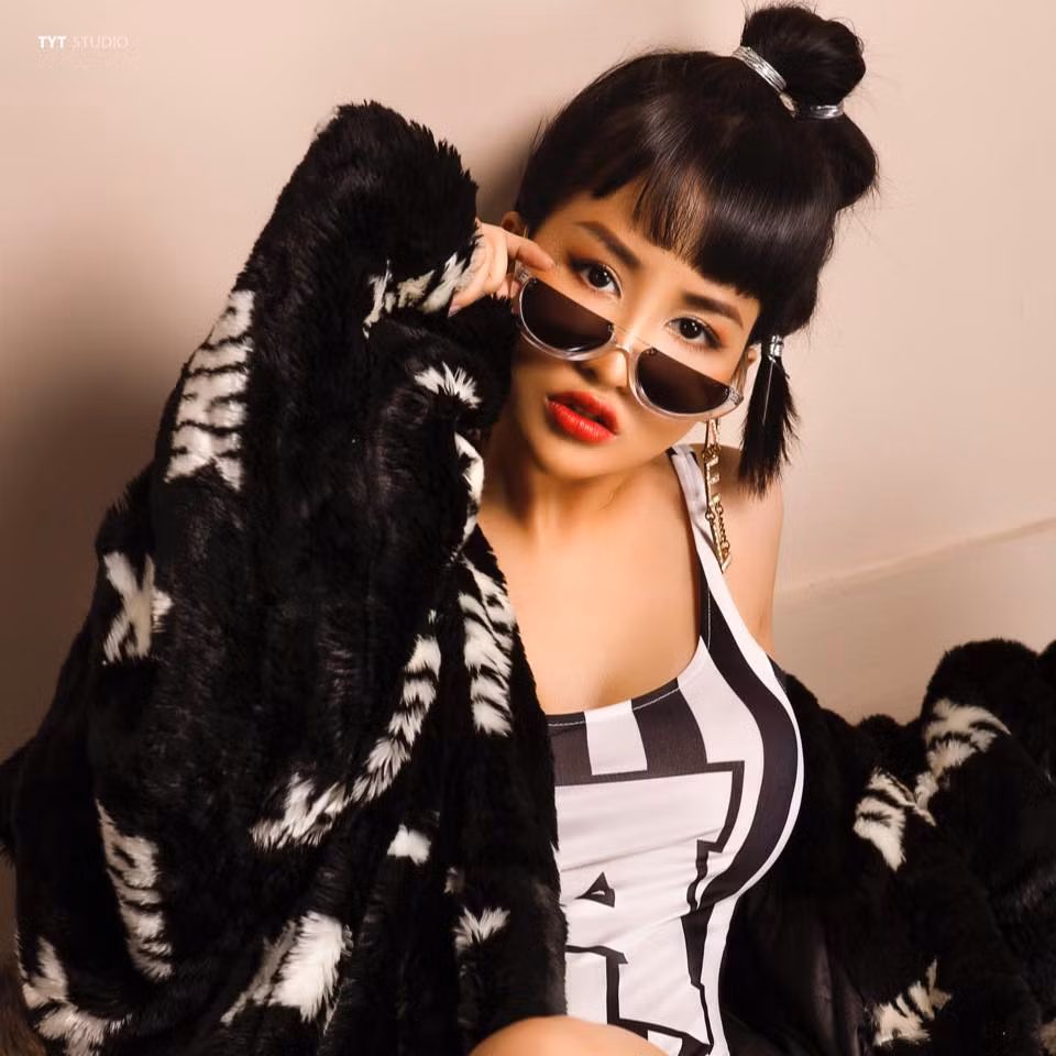 Với tuổi nghề làm DJ lâu đời hơn, Trang Moon hiện tại đã thật sự lột xác cả về nhan sắc, ngoại hình lẫn sự nghiệp. Từ sau khi tham gia chương trình The Remix - Hòa âm ánh sáng, nữ DJ này mới bắt đầu có tên tuổi trong giới.