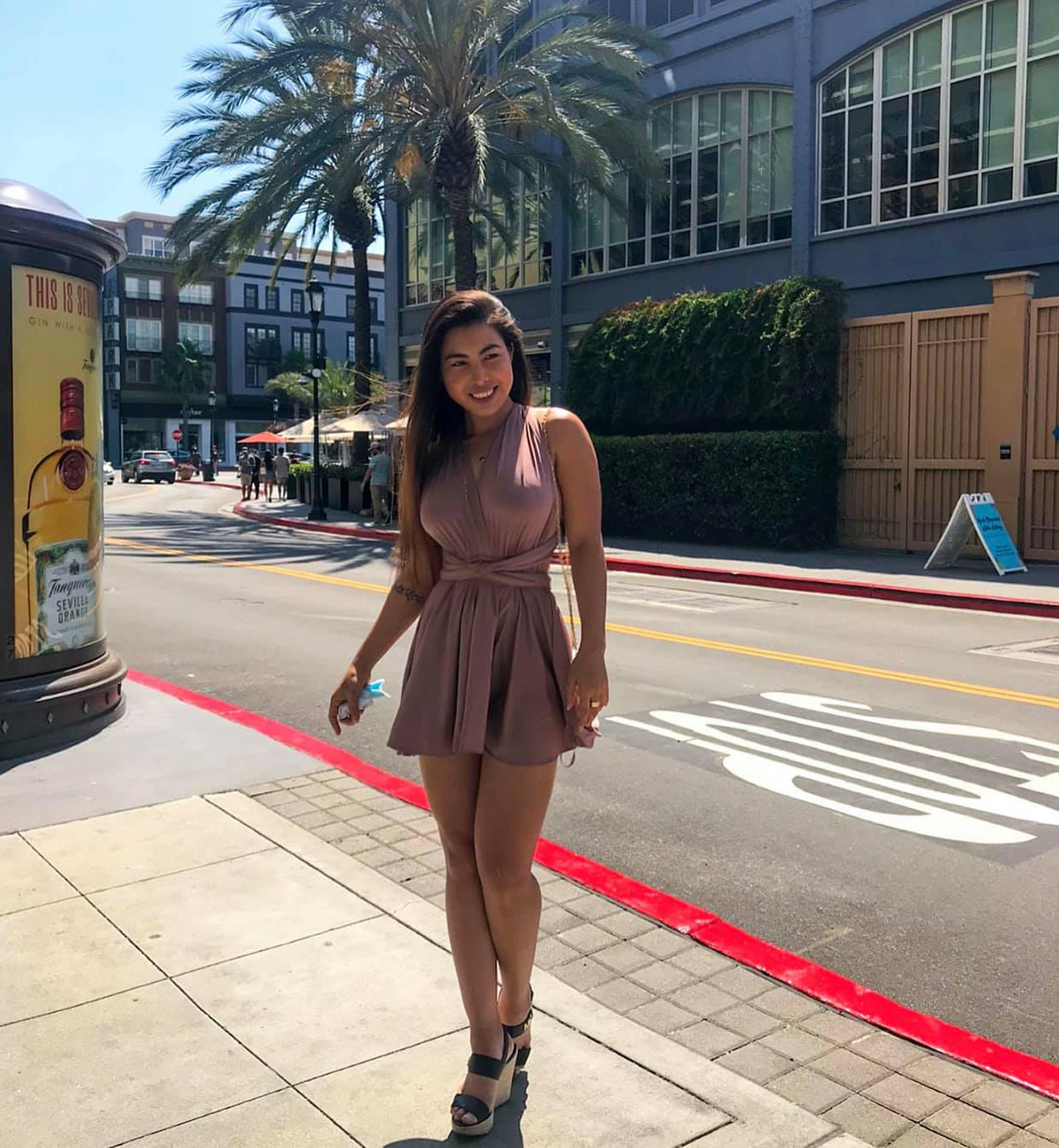 Trên trang cá nhân cô không ngần ngại chia sẻ nhiều hình ảnh khoe thân hình nóng bỏng.