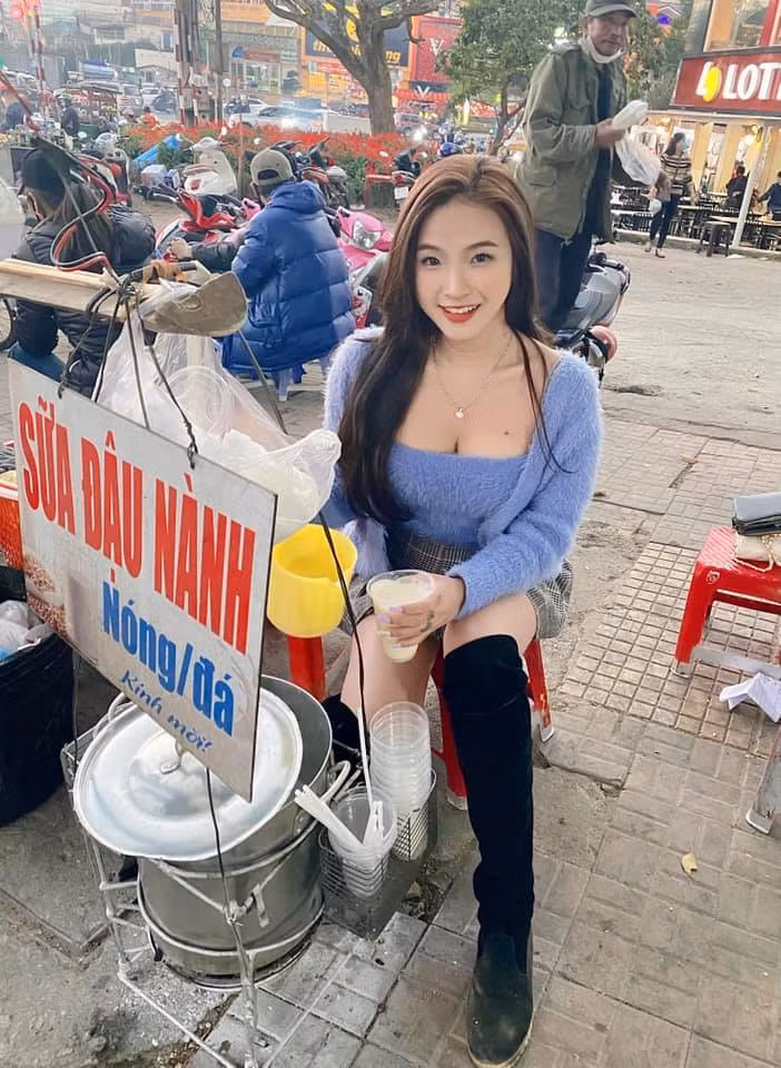 Chính việc lựa chọn trang phục tôn da, tôn dáng khiến đường cong cơ thể cô gái trẻ hiện rõ trước mặt bao người. Hình ảnh này ngay lập tức nhận về sự chú ý lớn.