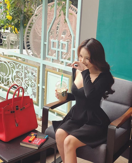 Sam cho biết thu nhập của cô không đến từ việc đóng phim mà có được nhờ công việc kinh doanh mà cô gây dựng từ khi mới 16 tuổi.