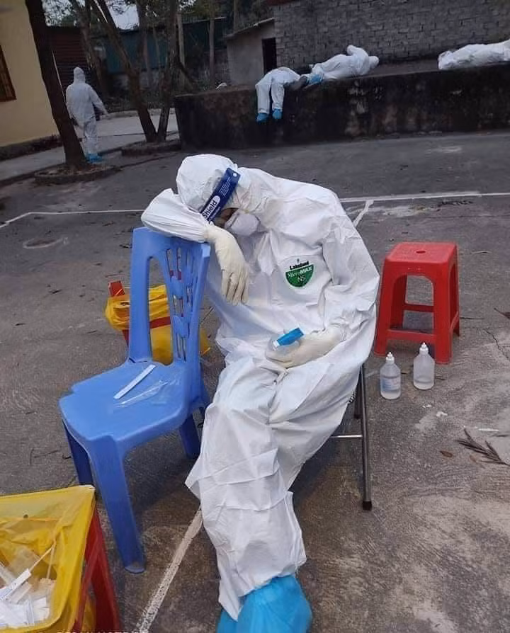 Giây phút nghỉ ngơi hiếm có của các y, bác sĩ.