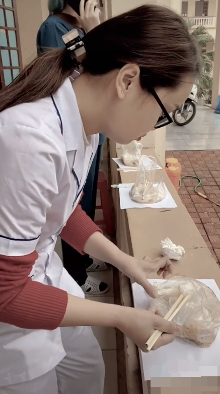 Những bữa ăn vội vàng để kịp giờ làm việc của cô nhân viên y tế. Đó cũng là hoàn cảnh chung của hàng trăm nhân viên Y tế vào những ngày đầu của cuộc chiến chống COVID-19 tại điểm nóng của tâm dịch. Ảnh: Tổng hợp Facebook