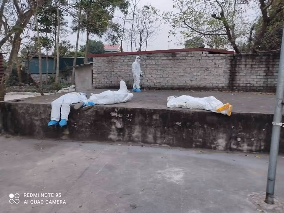 Sau nhiều giờ làm việc, họ đã tranh thủ nghỉ ngơi ở mọi lúc mọi nơi, ai nhìn vào cũng thấy xót xa.