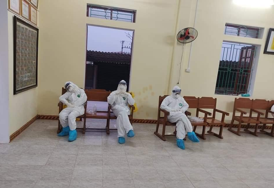 Những bức ảnh đã nói lên được những gian nan vất vả mà các y, bác sĩ nơi tuyến đầu chống dịch đã và đang phải chịu đựng.