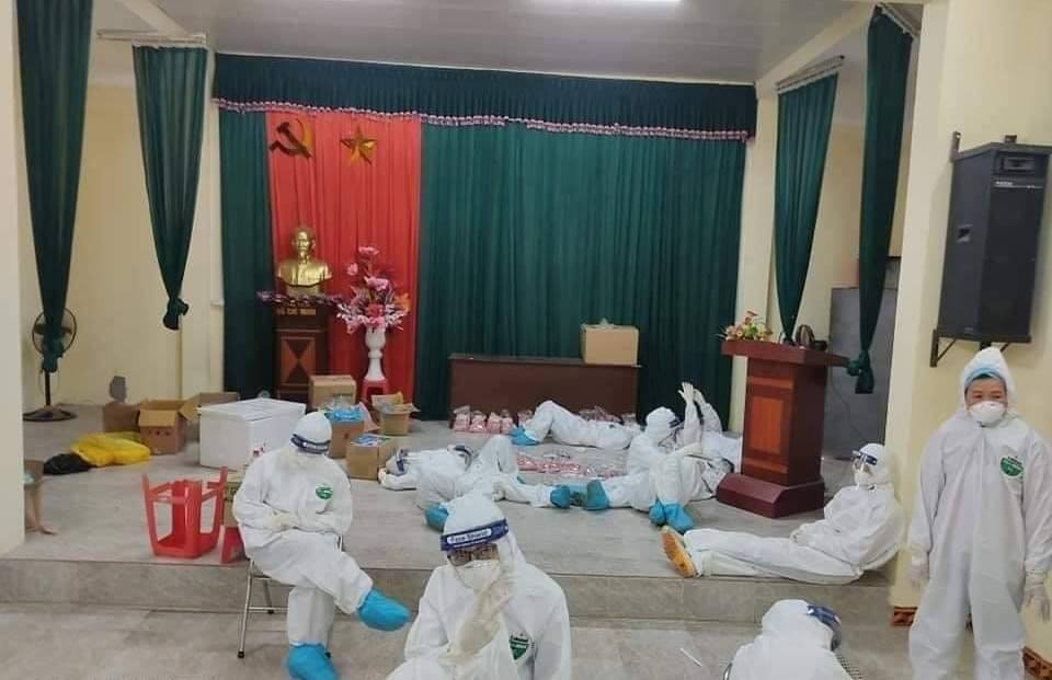 Những ngày qua, các y bác sĩ luôn trong tâm thế sẵn sàng chiến đấu. Chỉ cần xác định có yếu tố dịch tễ là cả đội lại lên đường. Nhiều hình ảnh ghi lại khoảnh khắc nghỉ ngơi hiếm có của đội ngũ tuyến đầu chống dịch đã làm không ít dân mạng phải rớt nước mắt.