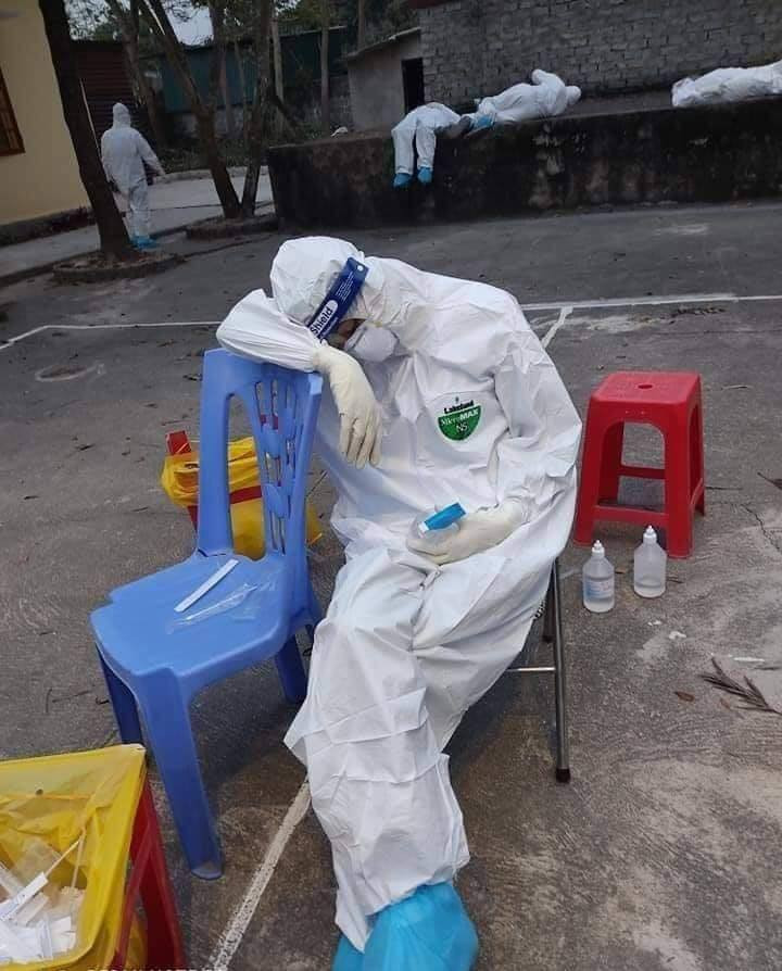 Giây phút nghỉ ngơi hiếm có của các y, bác sĩ.