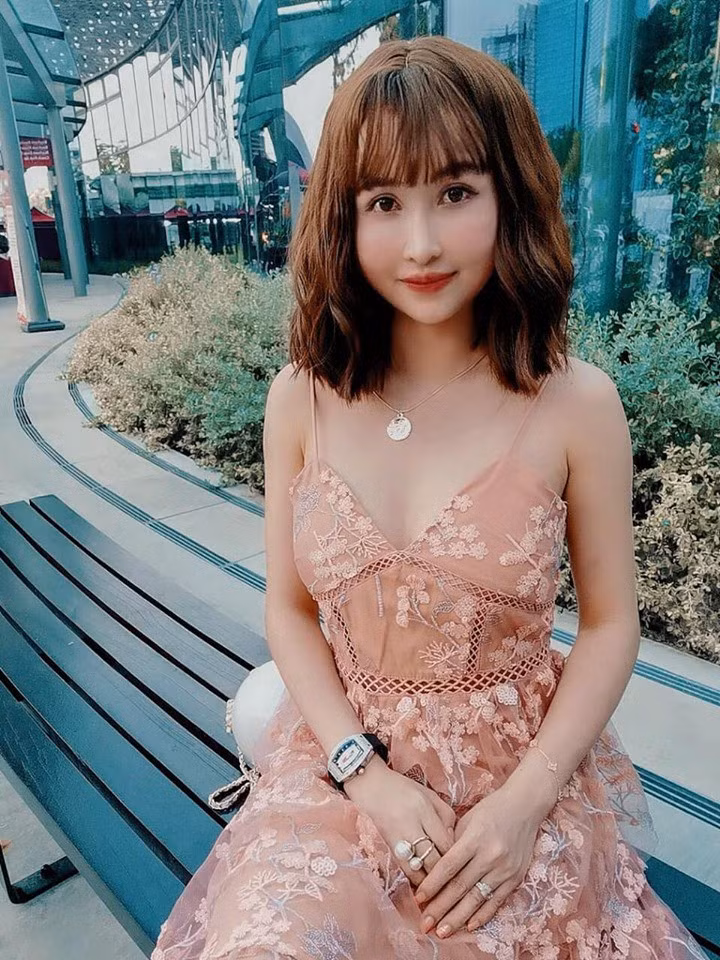 Vợ hai Minh Nhựa từng có lần chia sẻ hình ảnh bên chồng cùng dòng chú thích: "Xấu xí cũng có cái hay của nó. Nếu có ai đó yêu bạn thật lòng, chắc chắn không phải vì ngoại hình" gây ra nhiều tranh cãi.