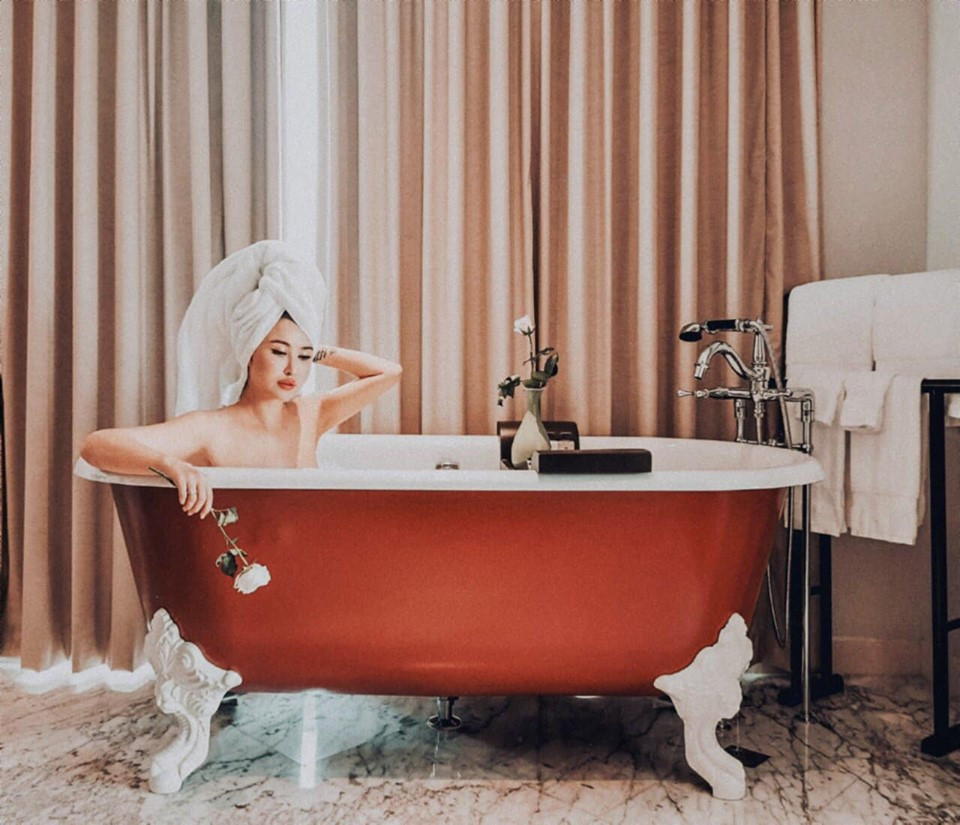 Bên cạnh đó, cũng có một số ý kiến cho rằng Mina Phạm đang "tự biên tự diễn", tự chê bản thân để, bạn bè, người hâm mộ vào khen.