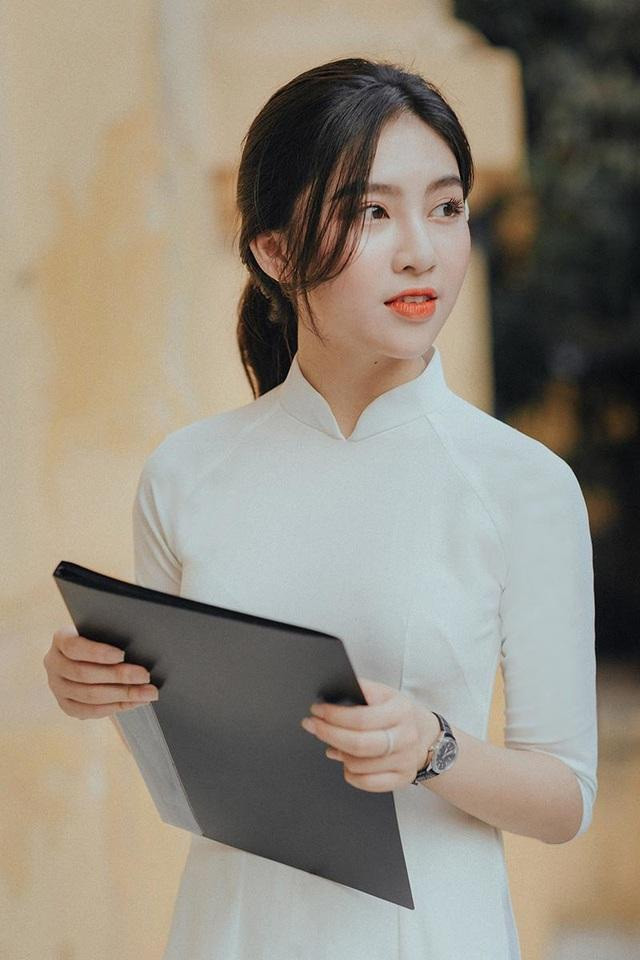 Nổi bật với sống mũi cao, đôi mắt to tròn, Diệu Linh từng nhận "cơn mưa lời khen" của cộng đồng mạng.