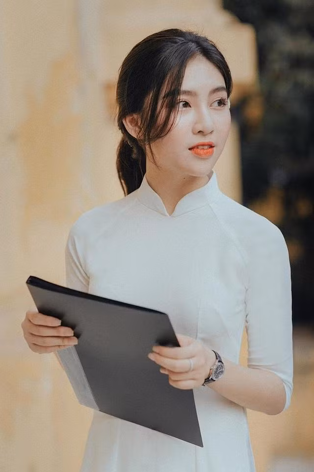 Nổi bật với sống mũi cao, đôi mắt to tròn, Diệu Linh từng nhận "cơn mưa lời khen" của cộng đồng mạng.